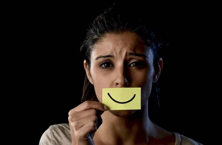 Hội chứng trầm cảm cười là gì