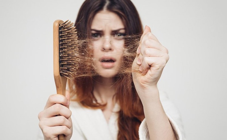 rụng tóc là dấu hiệu của stress nặng
