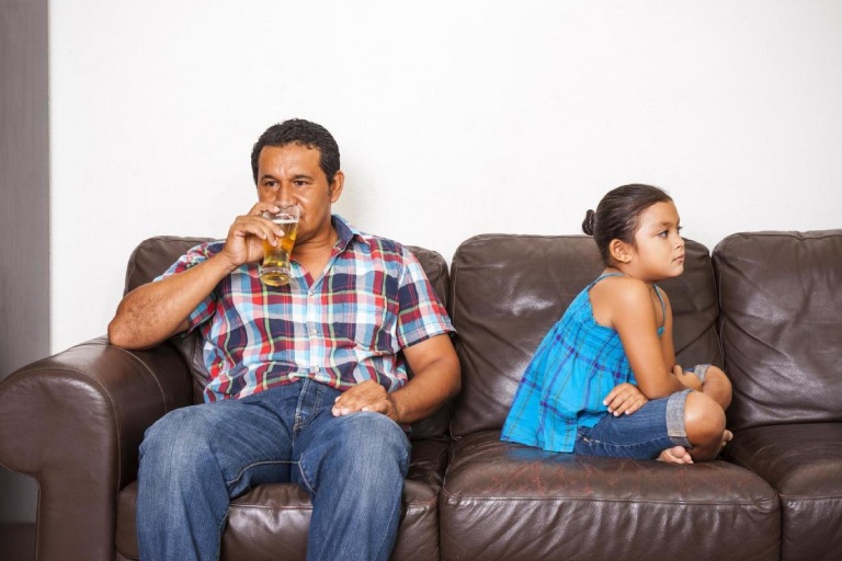cha mẹ nghiện rượu