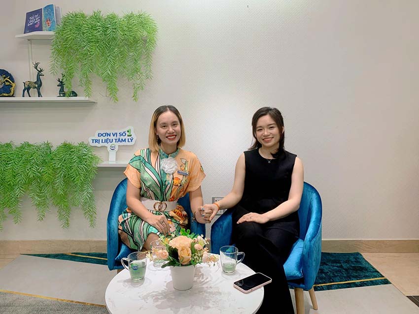 chuyên gia tâm lý trị liệu Bùi Thị Hải Yến và bạn Lương Thùy Anh - một khách hàng từng trị liệu trầm cảm thành công tại Tâm lý trị liệu NHC Việt Nam.