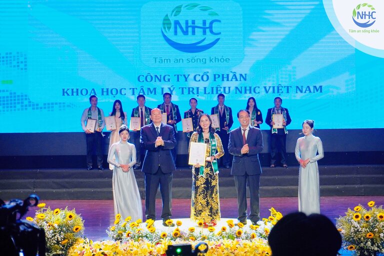 Bà Bùi Thị Hải Yến – Tổng giám đốc Công ty Cổ phần khoa học Tâm lý trị liệu NHC Việt Nam đại diện nhận giải vàng Thương hiệu số 1 Việt Nam.