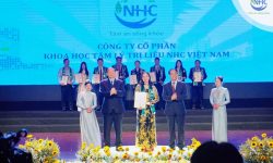 Bà Bùi Thị Hải Yến – Tổng giám đốc Công ty Cổ phần khoa học Tâm lý trị liệu NHC Việt Nam đại diện nhận giải vàng Thương hiệu số 1 Việt Nam.